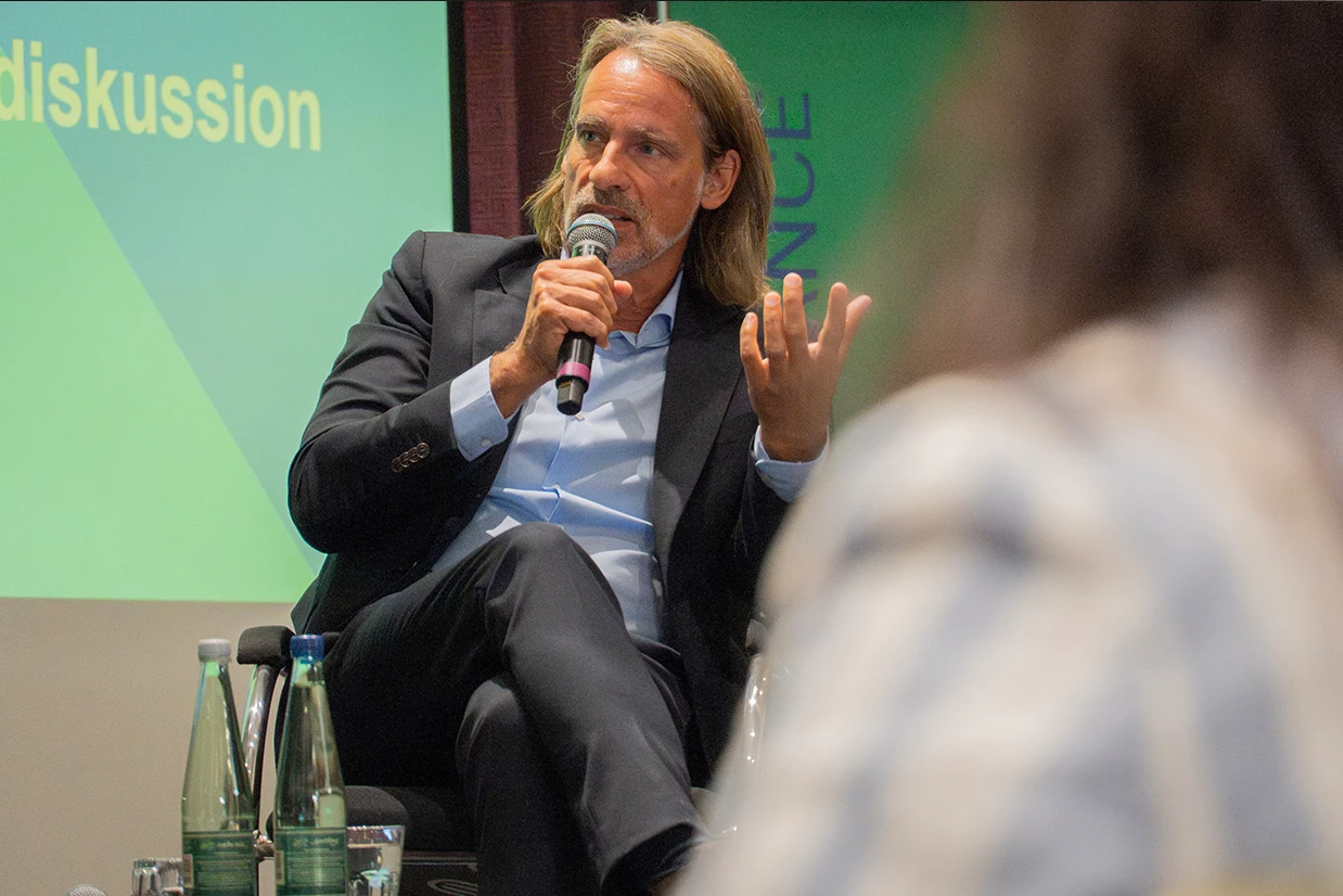 Redner Richard David Precht ist im Close-Up zu sehen, wie er ins Mikrofon spricht.