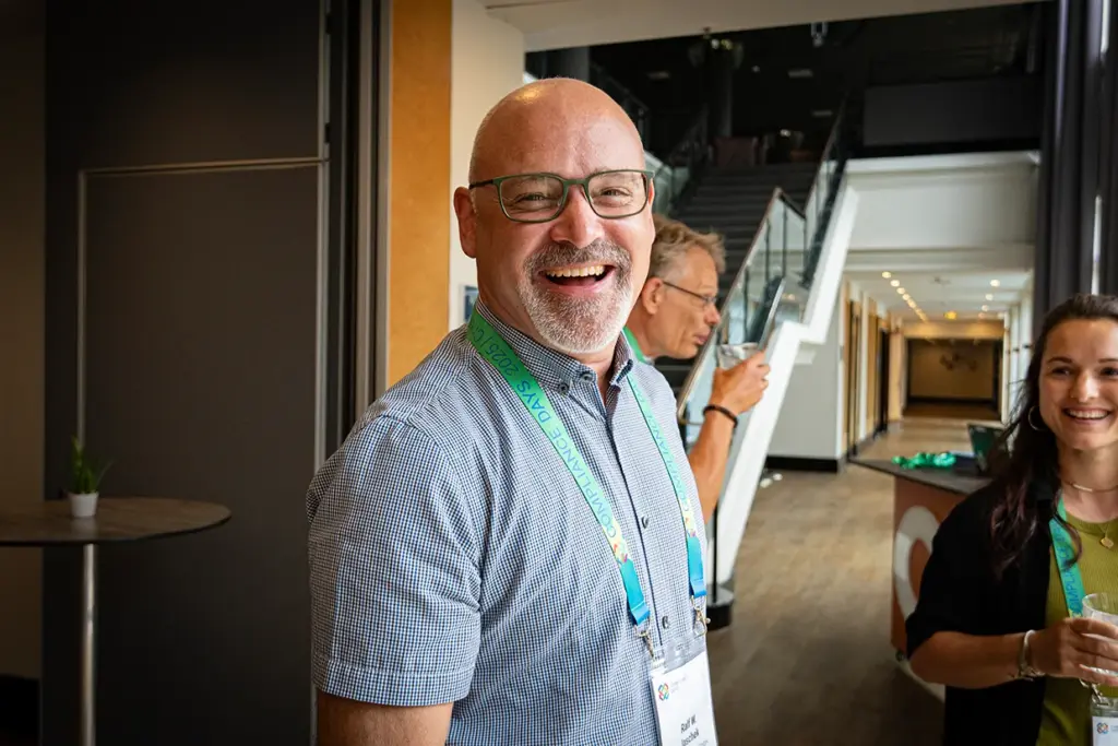 Redner Ralf W. Jaschek lacht freundlich der Kamera zu.
