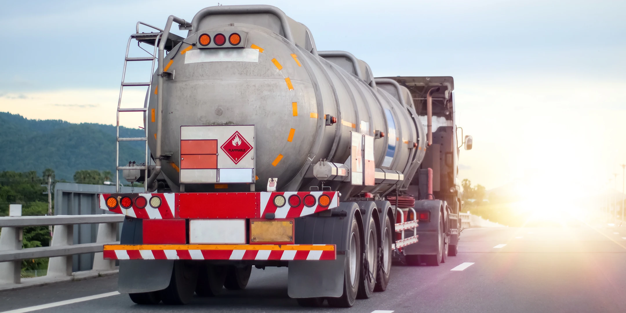 Ein Gefahrstofftransporter transportiert Chemikalien, welche nach CLP-Verordnung ausgezeichnet sind